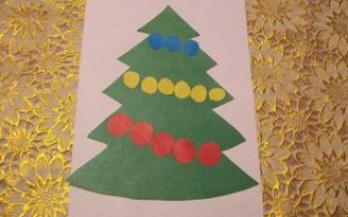 Простая новогодняя аппликация из цветной бумаги для детей: елочка