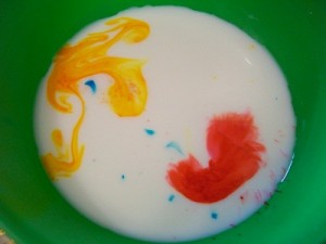 опыт с молоком красителями моющим средством в домашних условиях для детей