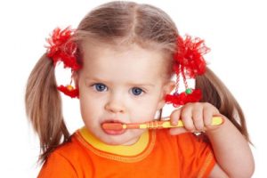 Как чистить зубы ребенку в 2 года?