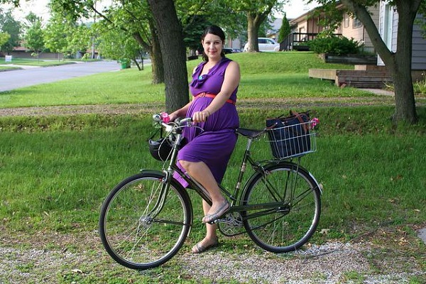 беременная на велосипеде