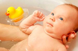 как купать новорожденного в первый раз