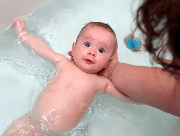 как купать новорожденного в первый раз