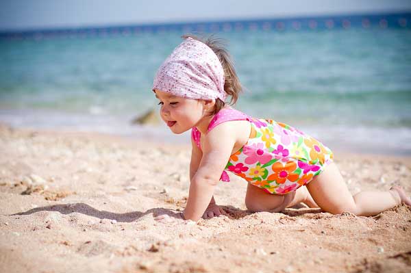 ребенок на море на пляже