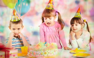 Что подарить ребенку на день рождения: список подарков с рождения до 7 лет