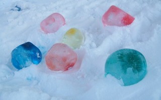 Цветные шары из льда