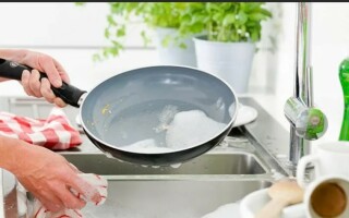 Чистим алюминиевые сковороды от нагара и жира