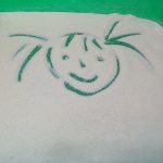 Чем занять ребенка: рисуем манкой (песком) на подносе
