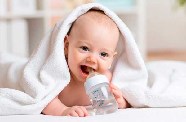 Давать-ли-новорожденному-пить-воду
