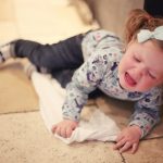 Как успокоить ребенка во время истерики