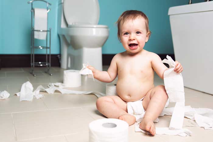 ребенок-играет-туалетной-бумагой