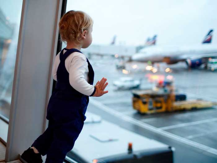 ребенок-смотрит-на-самолет
