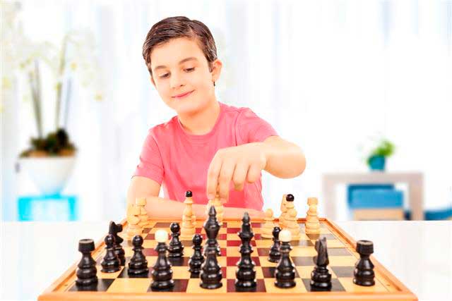 мальчик-играет-в-шахматы