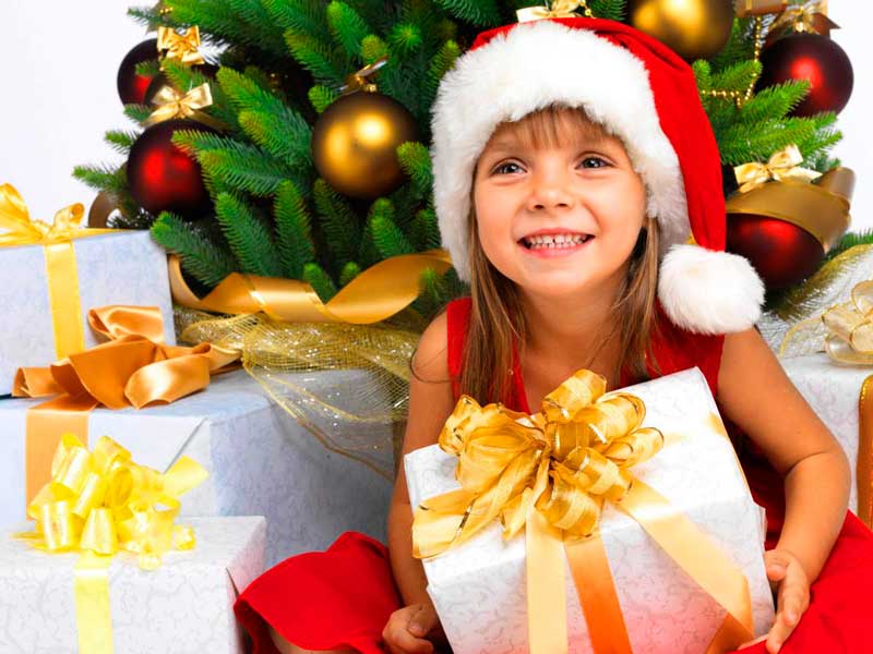 Что подарить ребнку на Новый год лучшие подарки по возрастам для мальчиков и девочек